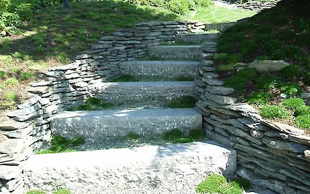 Bild in der Bildergallerie zu Schiefer Schichtmauerwek