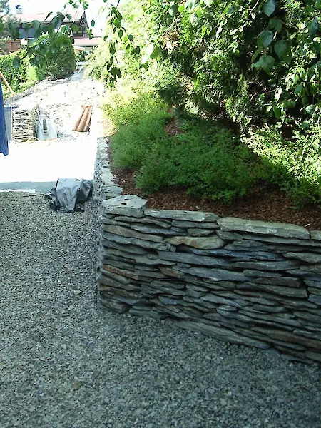 Bild in der Bildergallerie zu Schiefer Schichtmauerwek