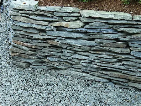 Bild in der Bildergallerie zu Schiefer Schichtmauerwek
