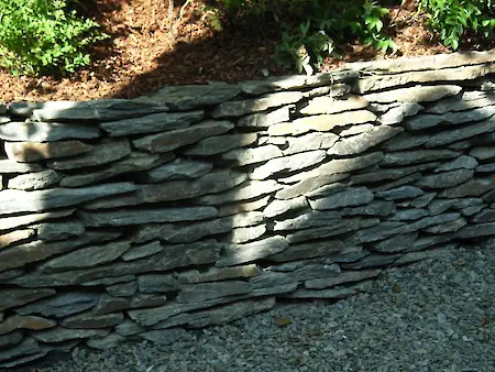 Bild in der Bildergallerie zu Schiefer Schichtmauerwek