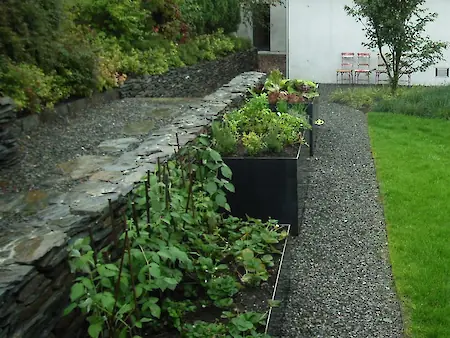 Bild in der Bildergallerie zu Schiefer Schichtmauerwek